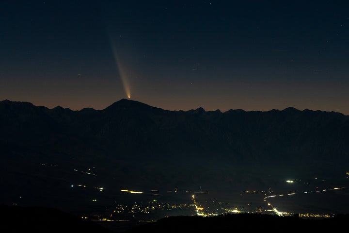 BIG PINE, CALIFORNIA-12 ΟΚΤΩΒΡΙΟΥ: Ο κομήτης Tsuchinshan-ATLAS εμφανίζεται πάνω από τα βουνά της Ανατολικής Σιέρα.