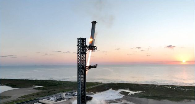 Η SpaceX εκτόξευσε με επιτυχία την τελευταία δοκιμαστική πτήση (5η) του Starship και για πρώτη φορά, αυτή η αποστολή επίδειξης περιελάμβανε μια προσπάθεια ελιγμού του πυραυλικού εκτοξευτήρα ύψους 71 μέτρων (232 ποδιών) σε μια γιγαντιαία δομή προσγείωσης στις εγκαταστάσεις της Starbase κοντά στην παραλία Boca Chica στο Τέξας των Ηνωμένων Πολιτειών στις 13 Οκτωβρίου 2024. Ο προωθητικός πύραυλος «πιάστηκε» επιτυχώς στον αέρα στην πρώτη προσπάθεια κιόλας, με ένα ζευγάρι τεράστιων μεταλλικών τσιμπίδων, τις οποίες η SpaceX αποκαλεί «ξυλάκια» (chposticks).TEXAS, UNITED STATES - OCTOBER 13: (----EDITORIAL USE ONLY - MANDATORY CREDIT - SPACEX / HANDOUT' - NO MARKETING NO ADVERTISING CAMPAIGNS - DISTRIBUTED AS A SERVICE TO CLIENTS----) (Photo by SpaceX / Handout/Anadolu via Getty Images)