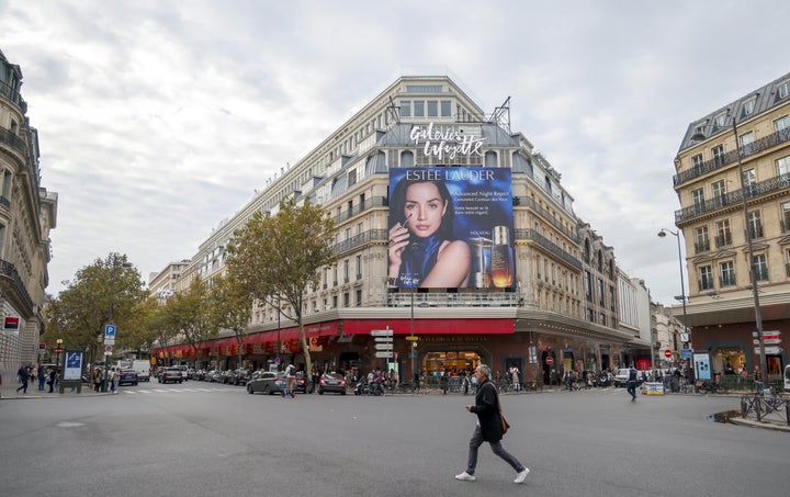 To κτίριο της Galeries Lafayette καλυμμένο, κατά ένα μεγάλος μέρος, από διαφημιστική γιγαντοαφίσα