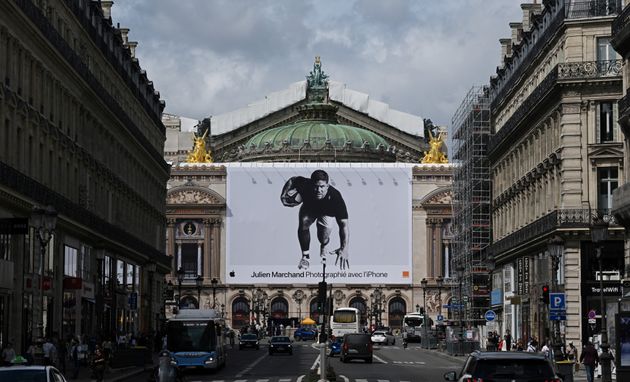 To κτίριο της Opera Garnier στο κέντρο του Παρισιού, καλυμμένο σε μεγάλη έκταση από διαφήμιση ενώ διεξάγονται εργασίας αποκατάστασης 