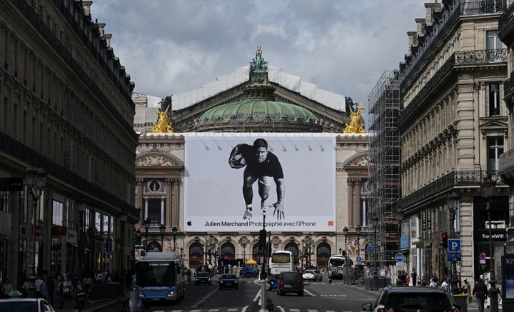 To κτίριο της Opera Garnier στο κέντρο του Παρισιού, καλυμμένο σε μεγάλη έκταση από διαφήμιση ενώ διεξάγονται εργασίας αποκατάστασης 