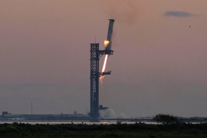 Ο πύραυλος της SpaceX κατά την επιστροφή του