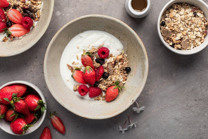 Joghurt enthält Probiotika, die eine gute Darmgesundheit fördern können, die mit der Stimmung zusammenhängt