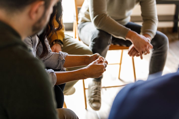 Therapie, Medikamente und Unterstützung können bei der Genesung von der Sucht hilfreich sein.