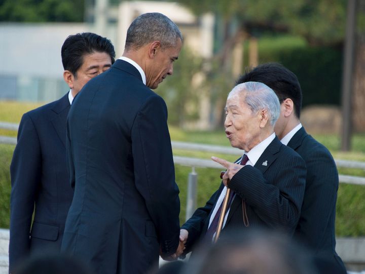 広島を訪れ、坪井直氏と握手をしたバラク・オバマ氏（2016年5月27日）