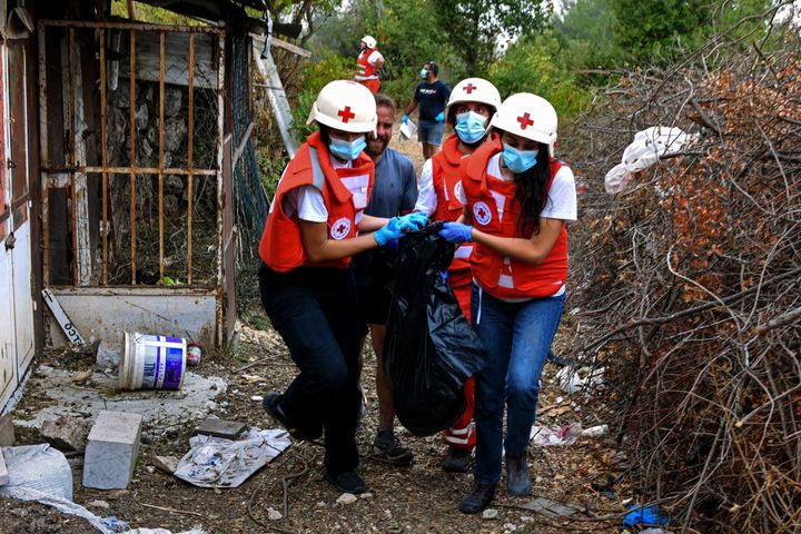 Απομάκρυνση σορών από στα συντρίμμια κτιρίων στο χριστιανικό χωρίο στα βόρεια του Λιβάνου που έπληξε το Ισραήλ (14 Οκτωβρίου 2024)