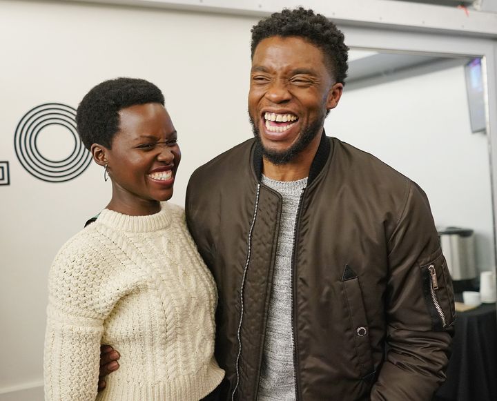 Nyong'o und Boseman im Jahr 2018 lachen im Apollo Theater in New York City.