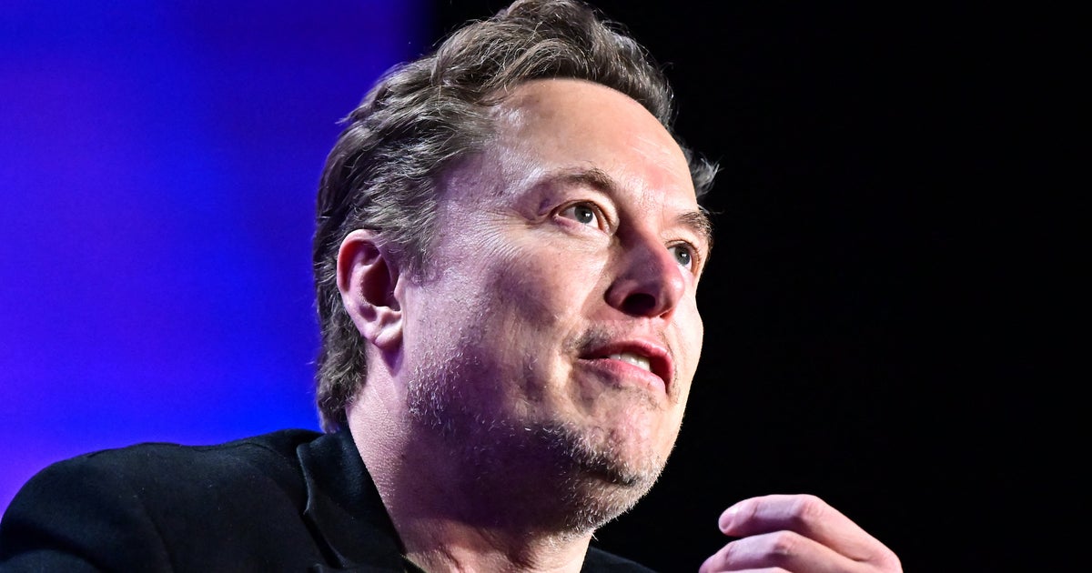 NextImg:'I, Robot' Director Calls Out Elon Musk: 'Can I Have My Designs Back Please?'