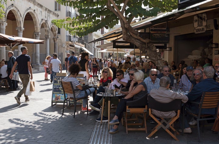 Η πολυσύχναστη πλατεία Βενιζέλου στο Ηράκλειο Κρήτης.