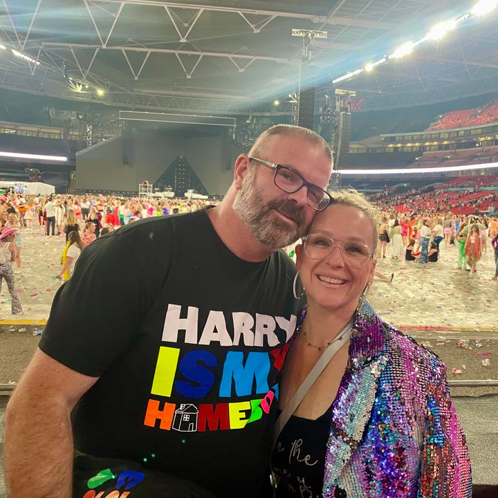 Die Schriftstellerin und ihr Mann besuchen das Konzert von Harry Styles im Wembley-Stadion in England.