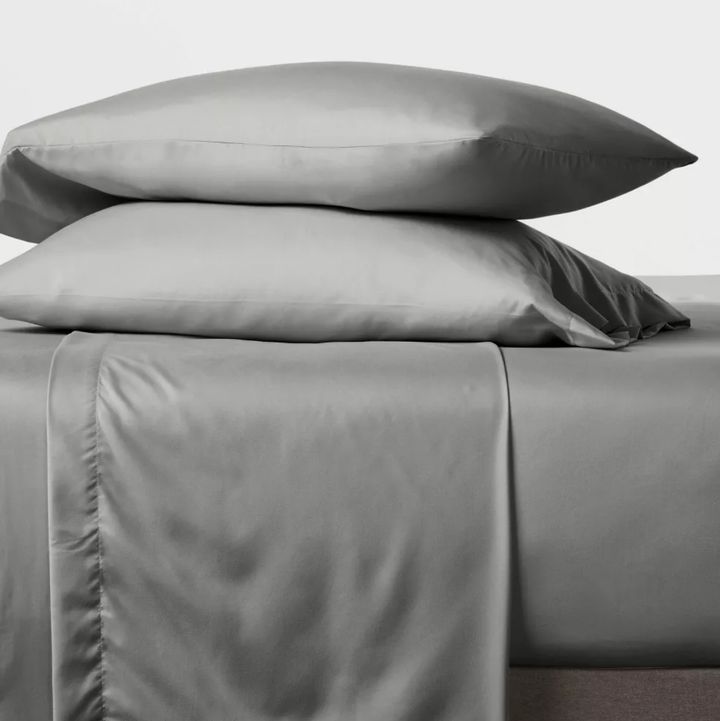 Deal-Alarm: Die klassischen, neutralen grauen Bettlaken beginnen bei Target bei 5 $ für ein Twin-Size-Bett und kosten bis zu 22 $ für ein King-Size-Bett.