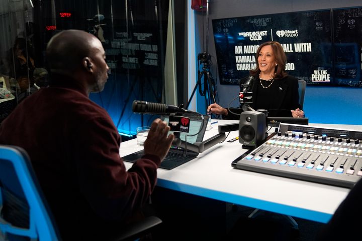 Vizepräsidentin Kamala Harris, die demokratische Präsidentschaftskandidatin, erschien am Dienstag zu einem Interview mit Charlamagne Tha God, der Co-Moderatorin der Veranstaltung "Frühstücksclub" Radiosendung in Detroit.