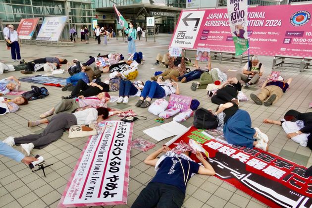 「国際航空宇宙展」の会場の東京ビッグサイト前であった集会。参加者たちは「ダイ・イン」で抗議の意思を示した