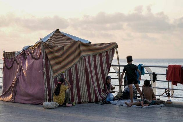 Πολλοί από τους εκτοπισμένους από το νότιο Λίβανο δεν έχουν βρει χώρους στέγασης στην Βηρυτό και ζουν σε αυτοσχέδιες σκηνές στην μέση του δρόμου (15 Οκτωβρίου 2024)