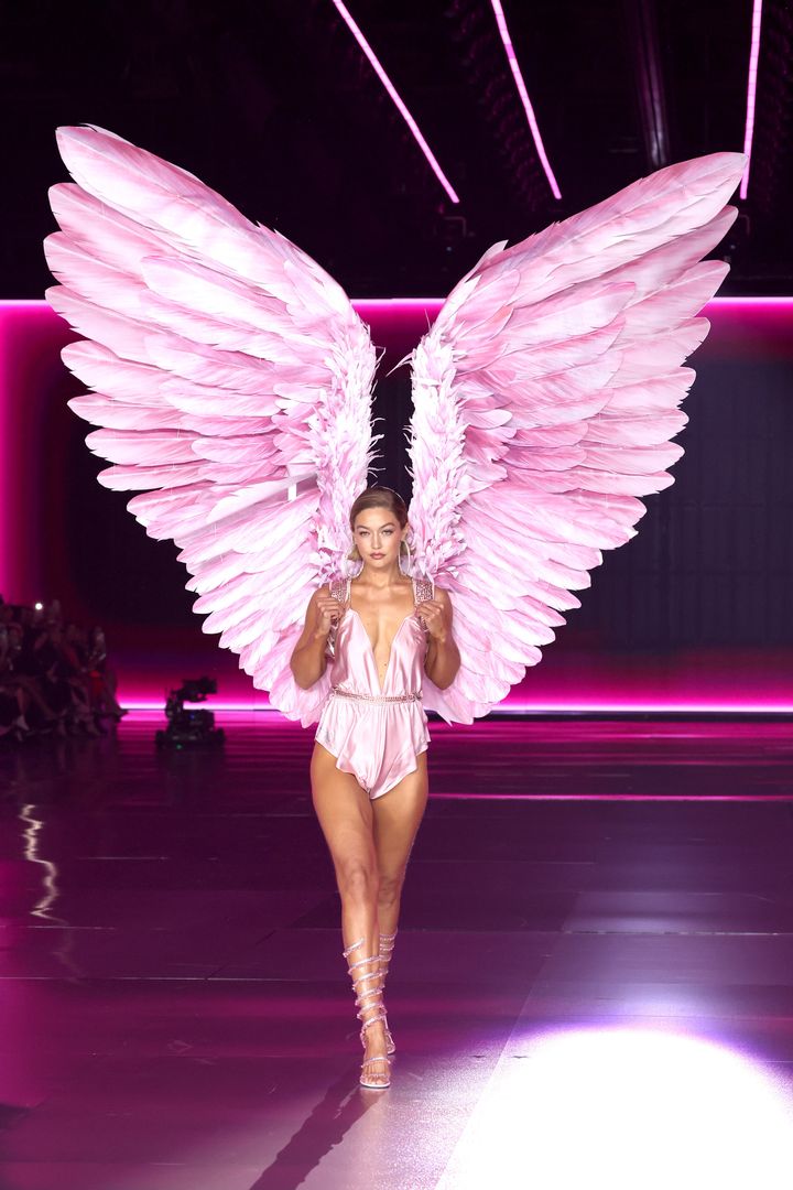 H Τζίτζι Χαντίτ άνοιξε το σόου της Victoria's Secret 