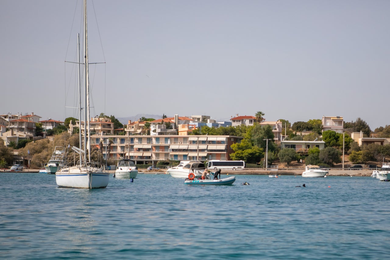 Μέλη της Aegean Rebreath και του ΕΛΚΕΘΕ βουτάνε στο λιμανάκι του Μαρκόπουλου, σε σημείο όπου ρίχνουν άγκυρα πολλά μικρά σκάφη.