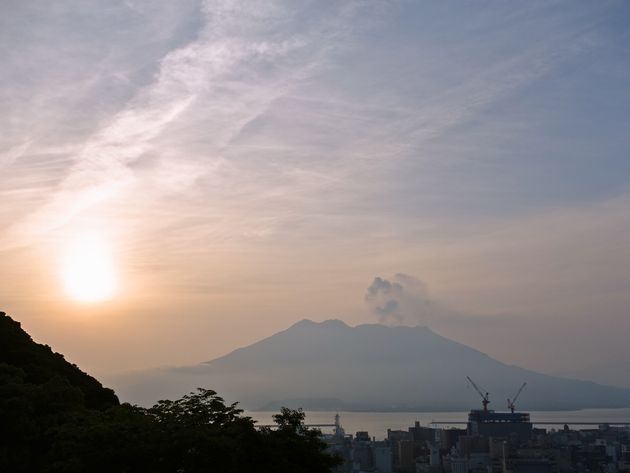 『城山ホテル 鹿児島』の広々としたビュッフェ会場の窓からは桜島が