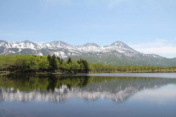 春の知床連山。湖に反射した白い山肌が印象的だ