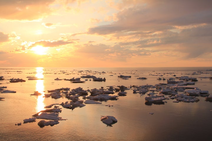 夕焼けに染まった海に浮かぶ海氷。視界一面に広がる夕空と水面は、まさに冬の絶景だ