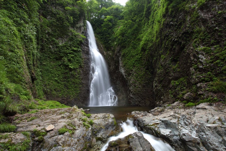 暗門（あんもん）の滝。三つの大きな滝が懸かる、その壮観は名勝地として人気を博す。毎年初夏に入山が解禁される