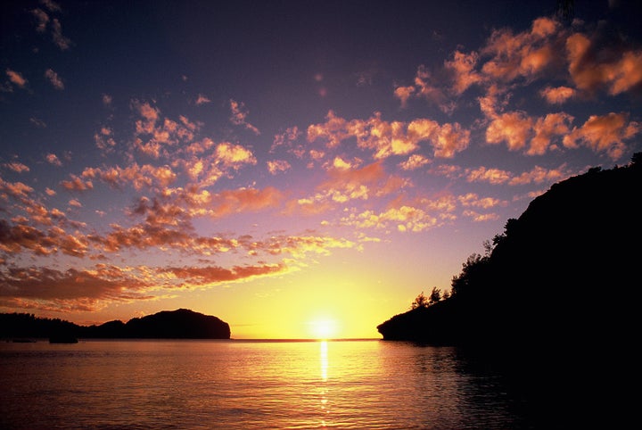 小笠原と聞くと固有の生き物たちをイメージするが、実は夕景も見逃せない魅力。夕暮れ時の輝くオレンジと深い青が溶け合う一瞬は、忘れられない思い出となるはず