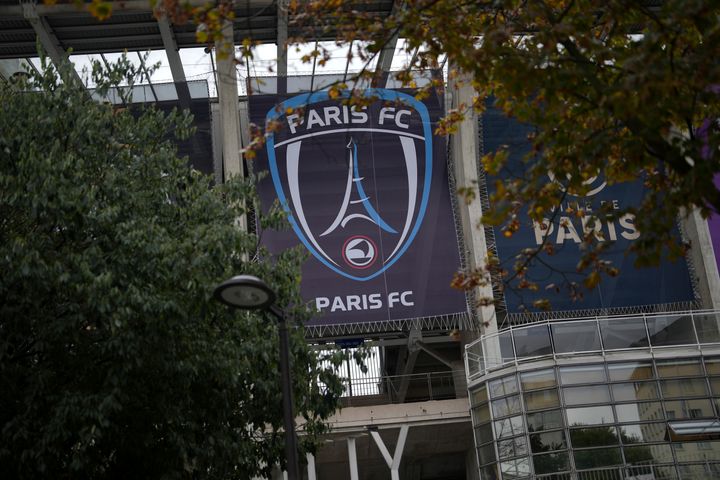 Το σήμα της ποδοσφαιρικής ομάδας Paris FC εμφανίζεται έξω από το στάδιο Charlety στο Παρίσι.