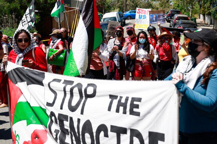 Demonstranten, die einen Waffenstillstand im Gaza-Krieg unterstützen, protestieren gegen den Besuch der Harris-Kampagne in Oakland, Kalifornien.