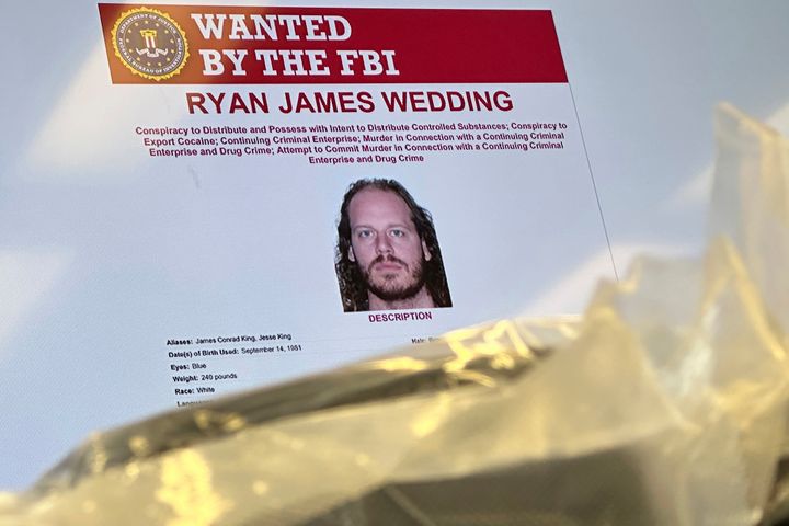 Das FBI setzt eine Belohnung von 50.000 US-Dollar für Hinweise aus, die zur Festnahme und Auslieferung von Ryan James Wedge führen, einem kanadischen Staatsbürger, der in Mexiko lebt und als Flüchtling gilt. 