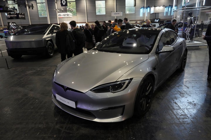 Ένα Tesla Model S απεικονίζεται στην Έκθεση Αυτοκινήτου του Παρισιού, στο Παρίσι, Δευτέρα, 14 Οκτωβρίου 2024. 