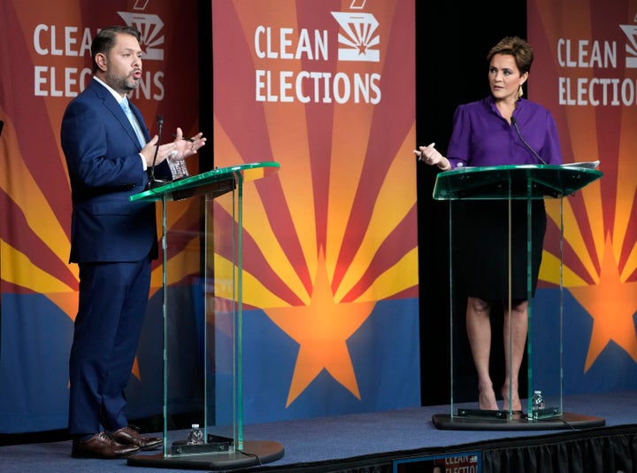 Der US-Senatskandidaten Rep. Ruben Gallego (Demokrat aus Arizona) und der republikanische Herausforderer Cary Lake debattieren am 9. Oktober 2024 in Phoenix.