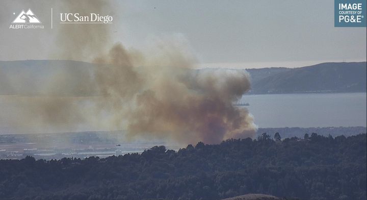 Eine PG&E-Kamera zeigt ein sich schnell ausbreitendes Feuer in Oakland, Kalifornien.