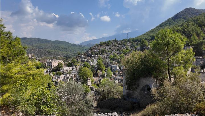 Το Λιβίσι αποτελεί τη μετεξέλιξη-μετεγκατάσταση της βυζαντινής Λεβισσού.