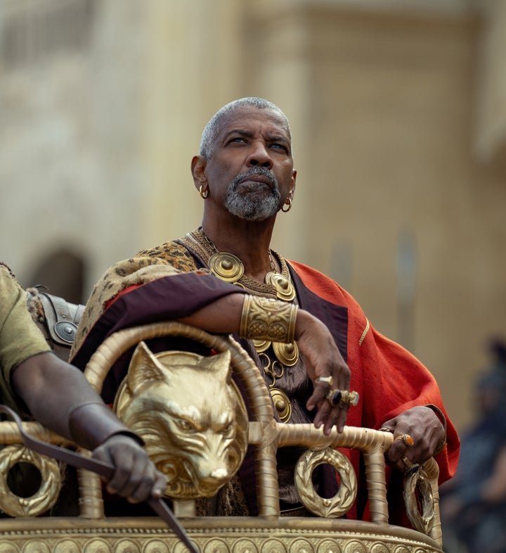 Ο Ντένζελ Ουάσινγκτον υποδύεται τον Macrinus, έναν πλούσιο έμπορο, ο οποίος είναι υπεύθυνος για τον εφοδιασμό του στρατού με τρόφιμα και όπλα. 