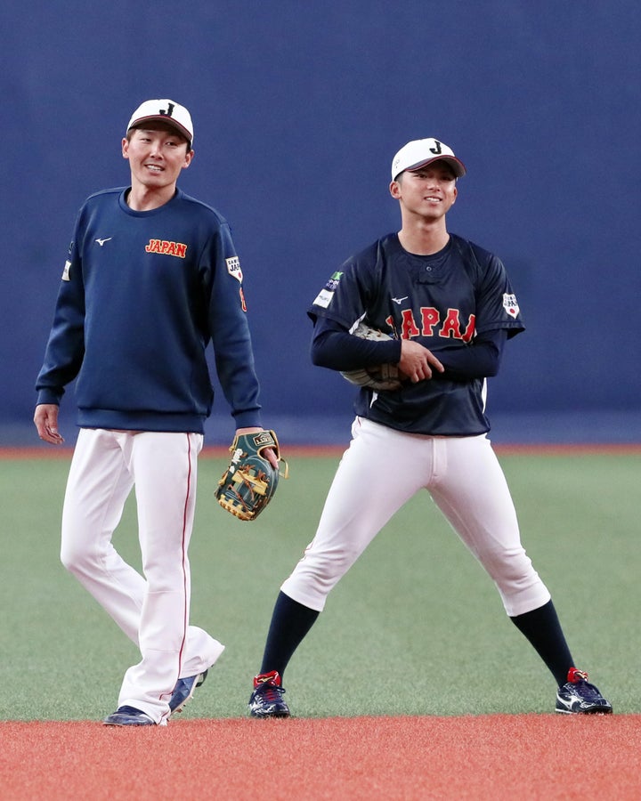 写真右が宗山塁選手。左は埼玉西武ライオンズの源田壮亮選手