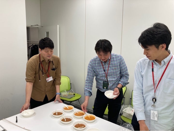 商品開発の様子。何度も試作を繰り返し、味を整えていく