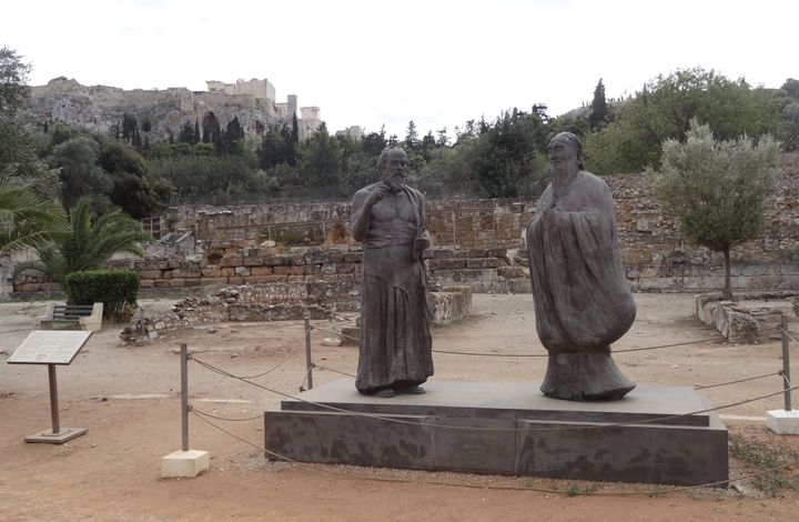 Σωκράτης και Κομφούκιος στην Αρχαία Αγορά.