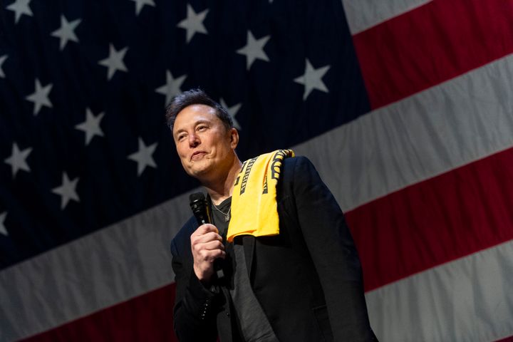 Elon Musk spricht in einem Rathaus in Pittsburgh, Pennsylvania. Musk spendete während der Veranstaltung einem Teilnehmer 1 Million US-Dollar.