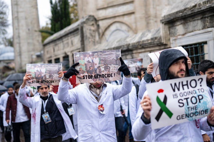 Türkische Ärzte und Medizinstudenten nehmen am 9. Dezember 2023 an einem Schweigemarsch aus Solidarität mit palästinensischen Ärzten im Gazastreifen in Istanbul teil.