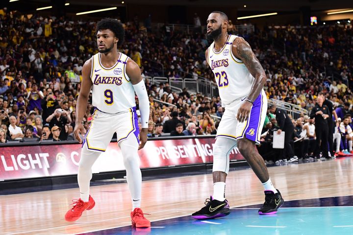 Bronny und LeBron James könnten bald Geschichte schreiben, da sie als erste Vater und Sohn gemeinsam in einem NBA-Spiel der regulären Saison spielten.