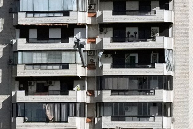 Ένας πύραυλος που εκτοξεύεται από ισραηλινό αεροσκάφος χτυπά ένα κτίριο στο Ghobeiri, Βηρυτός, Λίβανος, Τρίτη 22 Οκτωβρίου 2024. (AP Photo/Bilal Hussein)