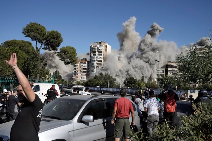 Καπνός υψώνεται από κτίριο που χτυπήθηκε από ισραηλινή αεροπορική επιδρομή στο Ghobeiri, Βηρυτός, Λίβανος, Τρίτη 22 Οκτωβρίου 2024. (AP Photo/Bilal Hussein)