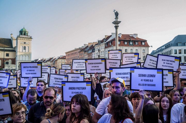 ΠΟΛΩΝΙΑ - 24/08/2024: Οι παρευρισκόμενοι κρατούν πλακάτ με τα ονόματα των Ουκρανών που σκοτώθηκαν από τους Ρώσους.