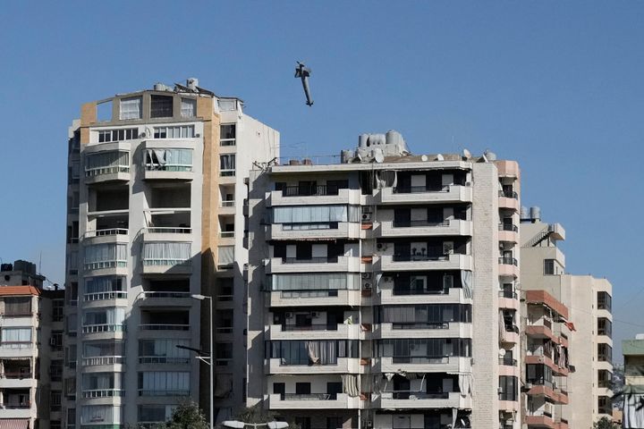 Ένας πύραυλος που εκτοξεύεται από ισραηλινό αεροσκάφος χτυπά ένα κτίριο στο Ghobeiri, Βηρυτός, Λίβανος, Τρίτη 22 Οκτωβρίου 2024. (AP Photo/Bilal Hussein)