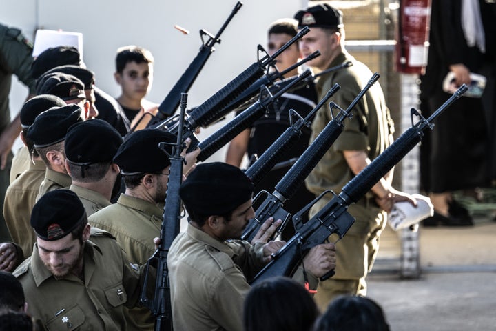 HAIFA, ΙΣΡΑΗΛ - 21 ΟΚΤΩΒΡΙΟΥ: Άνθρωποι παρακολουθούν την τελετή κηδείας του συνταγματάρχη Ehsan Daksa της 162ης Μεραρχίας του ισραηλινού στρατού στην πόλη Daliyat al-Karmel στη Χάιφα του Ισραήλ στις 21 Οκτωβρίου 2024. Ο συνταγματάρχης Ehsan Daksa σκοτώθηκε σε συγκρούσεις στη βόρεια Λωρίδα της Γάζας. (Φωτογραφία: Mostafa Alkharouf/Anadolu via Getty Images)