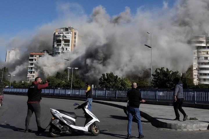 Ολόκληρη γειτονιά τυλιγμένη στον καπνό μετά τον ισραηλινό βομαρδσιμό στα νότια της Βηρυτού (23 Οκτωβρίου 2024)