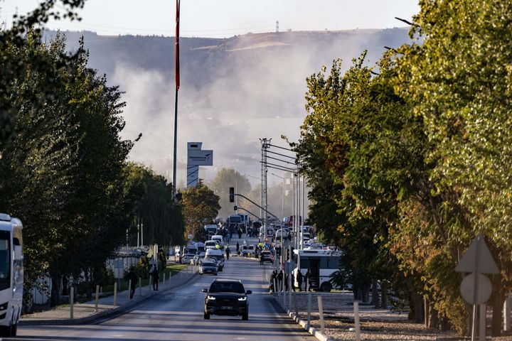 Καπνός υψώνεται καθώς δυνάμεις ασφαλείας, πυροσβέστες και τραυματιοφορείς αποστέλλονται στις εγκαταστάσεις της Turkish Aerospace Industries (TAI) μετά από εκρήξεις και πυροβολισμούς που αναφέρθηκαν μετά από τρομοκρατική επίθεση στην περιοχή Kahramankazan της Άγκυρας, Τουρκία, στις 23 Οκτωβρίου 2024. (Photo by Muhammed Abdullah Kurtar/Anadolu via Getty Images)