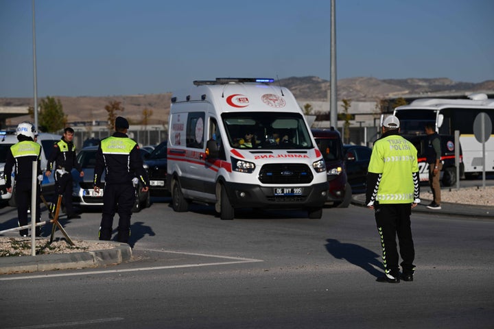  Δυνάμεις ασφαλείας, πυροσβέστες και νοσοκόμοι μεταβαίνουν στις εγκαταστάσεις της Turkish Aerospace Industries (TAI) μετά από εκρήξεις και πυροβολισμούς που αναφέρθηκαν μετά από τρομοκρατική επίθεση στην περιοχή Kahramankazan της Άγκυρας, Τουρκία, στις 23 Οκτωβρίου 2024. (Φωτογραφία: Ismail Kaplan/Anadolu μέσω Getty Images)Ο Ali Yerlikaya δεν έδωσε περαιτέρω λεπτομέρειες σχετικά με την επίθεση στην Turkish Aerospace Industries Inc., στα περίχωρα της πρωτεύουσας, Άγκυρα.