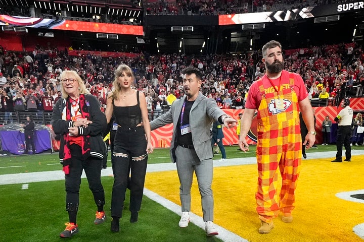 Donna Kelce, Taylor Swift und Jason Kelce werden nach dem NFL Super Bowl 2024 fotografiert, bei dem die Kansas City Chiefs die San Francisco 49ers in Las Vegas besiegten.