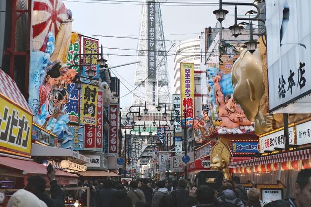 大阪のランドマーク・通天閣がそびえ立つ繁華街の新世界付近