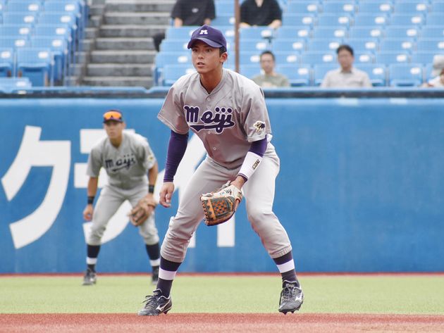 東京六大学秋季リーグ戦で遊撃を守る明大の宗山塁選手＝9月28日、神宮球場